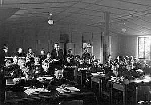 1950_5.6.7.schulj_baracke12+papa