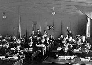 1950_5.6.7.schulj_baracke14+papa