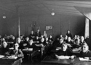 1950_5.6.7.schulj_baracke15+papa