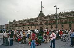 Der Palacio Nacional (Nationalpalast) ist Sitz der Regierung von Mexiko. Er liegt am Zocalo dem zentralen Platz von Mexiko-Stadt.