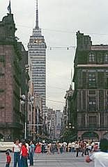 Der Torre Latinoamericana war 1984 noch das hchste Gebude der Stadt. Das Gebude ist 183 m hoch, wurde 1956 erbaut und ist stark dem Empire State Building in New York nachempfunden.