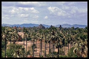 Bagan: Landschaft mit Pagoden und Tempeln