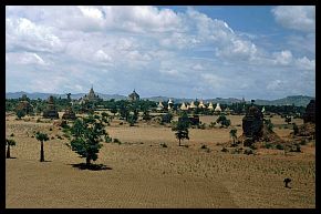 Bagan: Landschaft mit Pagoden und Tempeln