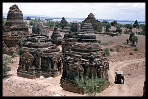 Bagan: Landschaft mit Pagoden und Tempeln