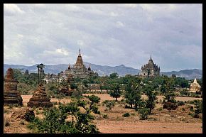 Bagan: Landschaft mit Pagoden und Tempeln
