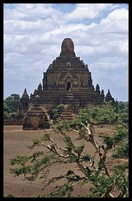 Bagan: Landschaft mit Pagoden und Tempeln