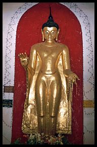 Bagan: Shwezigon-Pagode - Buddhafigur