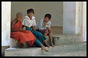 Bagan: Shwezigon-Pagode - Mdchen und Junge mit jungem Novizen