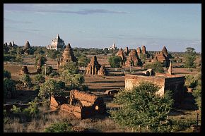 Bagan: Landschaft mit Tempeln und Pagoden