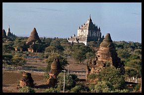 Bagan: Landschaft mit Tempeln und Pagoden