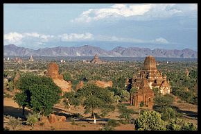 Bagan: Landschaft mit Tempeln und Pagoden