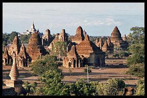 Bagan: Landschaft mit Tempeln und Pagoden