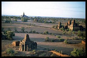 Bagan: Landschaft mit Tempeln und Pagoden