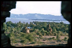 Bagan: Landschaft mit Tempeln und Pagoden