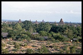 Bagan: Landschaft mit Tempeln und Pagoden