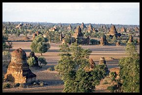 Bagan: Landschaft mit Tempeln und Pagoden