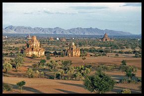 Bagan: Landschaft mit Tempeln und Pagoden