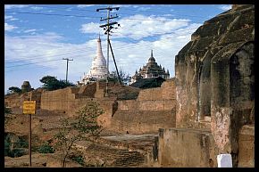 Bagan: Stadtmauer und Tharabar-Tor (849 n.Chr.) der alten Stadt Bagan