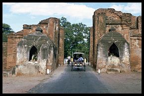 Bagan: Stadtmauer und Tharabar-Tor (849 n.Chr.) der alten Stadt Bagan