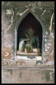 Bagan: Buddhafigur im Tharabar-Tor (849 n.Chr.) der alten Stadt Bagan