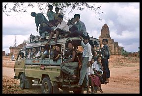Bagan: Einheimische Studentengruppe am Payathonzu Tempel (13. Jhdt.)