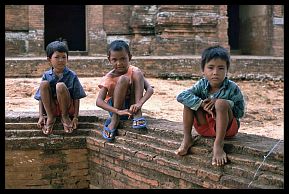 Bagan: Kinder am Payathonzu Tempel