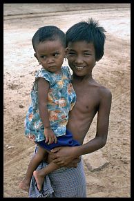 Bagan-Minanthu: Junge mit Brderchen