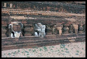 Bagan: Dhammayazika Pagode - Ziegel-Elefanten