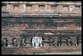 Bagan: Dhammayazika Pagode - Ziegel-Elefanten