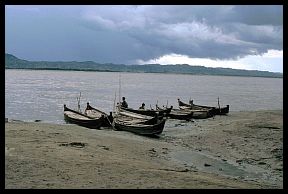 Bagan: Boote am Irrawaddy