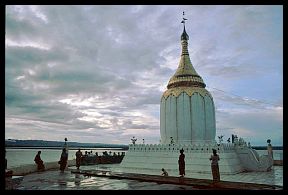 Bagan: Bupaya (A.D. 162) direkt am Irrawaddy