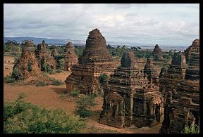 Bagan: Landschaft mit Tempeln und Pagoden