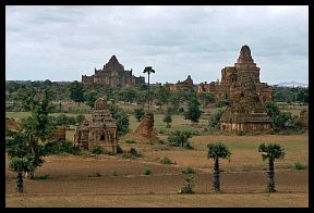 Bagan: Landschaft mit Tempeln und Pagoden