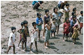 Auf dem Irrawaddy: Kinder am Ufer