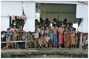 Auf dem Irrawaddy: Wartende