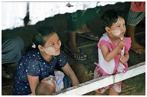 Auf dem Irrawaddy: Mutter und Tochter mit Thanaka-Schmuck