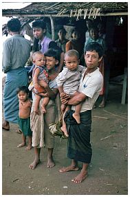 Dorf am Irrawaddy: kinder