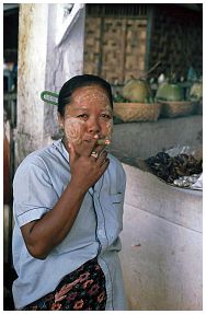 Cheroot-Zigarre rauchende Frau