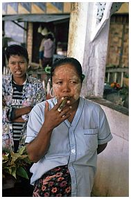 Cheroot-Zigarre rauchende Frau