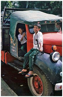 Zwei Jungen spielen am Lastwagen