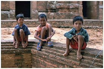 3 Jungen in Ruinen von Bagan