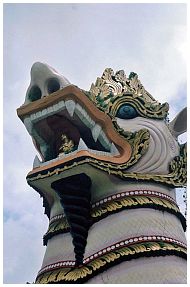 Bago: Shwemadaw-Pagode: Wchterfigur mit Buddha im Maul