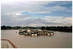 Boote im Fluss, im Hintergrund Yangon