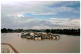 Boote im Fluss, im Hintergrund Yangon