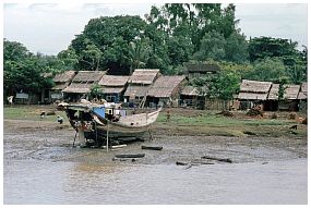 Dorf am Ufer