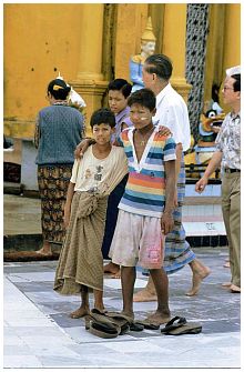 2 Jungen an der Shwedagon-Pagode