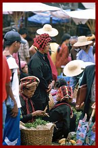 Markt in Taunggyi - Zigarrenrauchende Marktfrauen