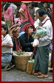 Markt in Taunggyi - Zigarrenrauchende Marktfrauen