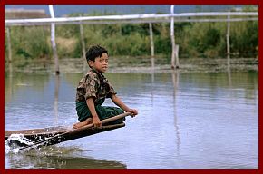 Inle-See: Junge im Boot