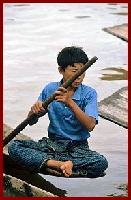 Inle-See: Schwimmender Markt in Ywama - Junge im Boot